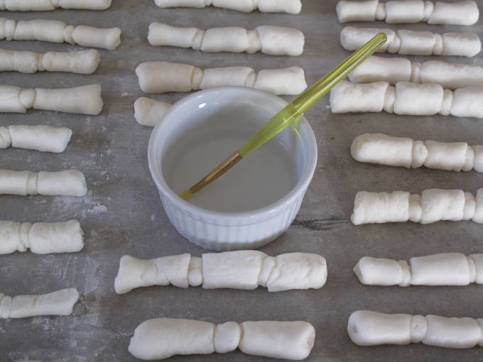 Shaping fondant into bamboo