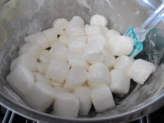 Melting marshmallows for fondant