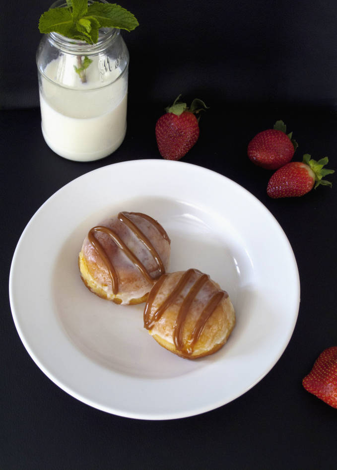 Banana-caramel yeast donuts