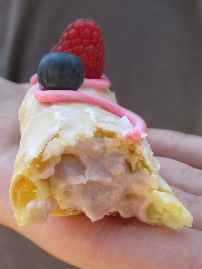 Raspberry éclair with raspberry pastry cream