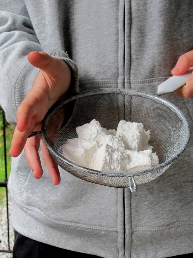 Dusting homemade vanilla marshmallows with icing sugar and cornstarch