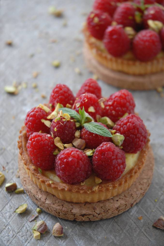 Raspberry and pistachio white chocolate tartlette