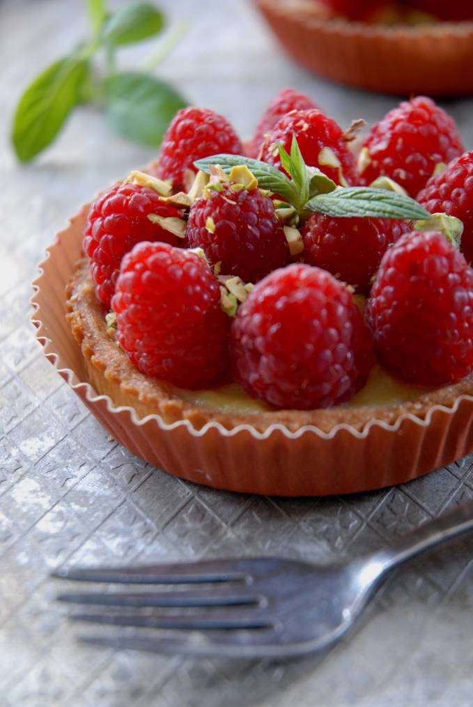 Raspberry and pistachio tart with a thin layer of white chocolate