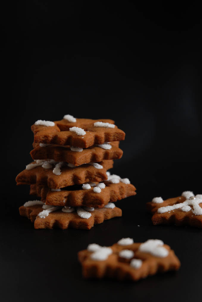 Gingerbread snowflake cookies. Click for a full photo tutorial on how to make amazing gingerbread! Perfect for the holidays #christmas