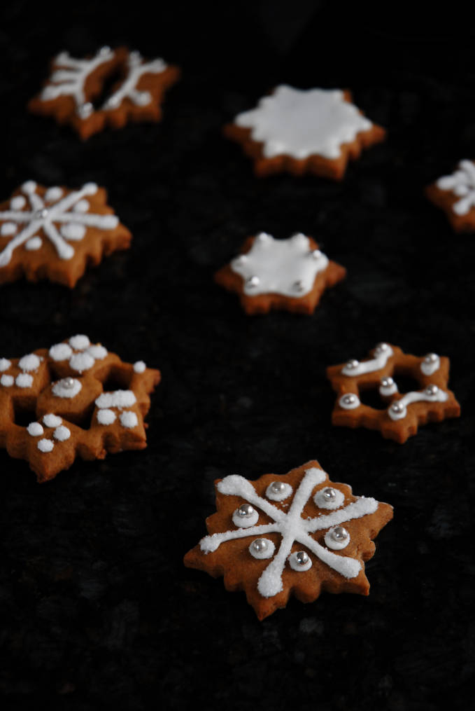 Gingerbread snowflake cookies. Click for a full photo tutorial on how to make amazing gingerbread! Perfect for the holidays #christmas