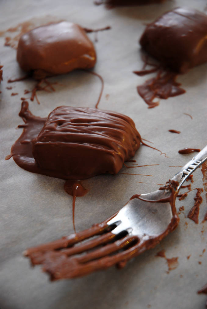 Homemade Mars bars with chewy caramel and chocolate nougat. Make your own! Click for the recipe.