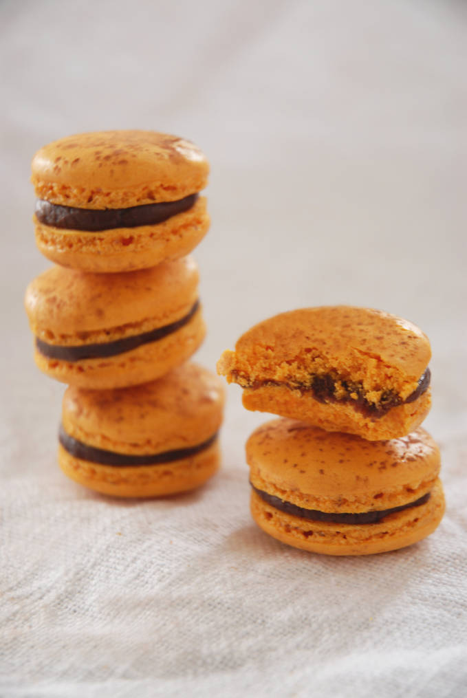 Mogodor French macarons: passion fruit and milk chocolate. Click to get the yummy recipe!