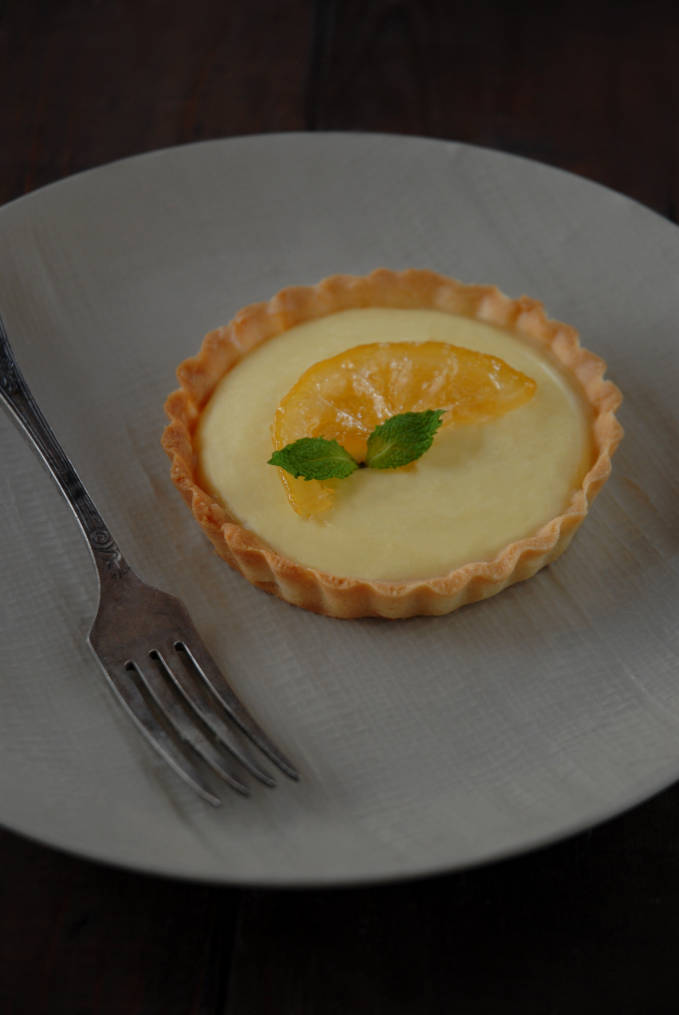 Lemon tart with sweet and crumbly pâte sucrée, white chocolate ganache, lemon cream, and candied lemon. Simply amazing, and EASY! Click to get the recipe.