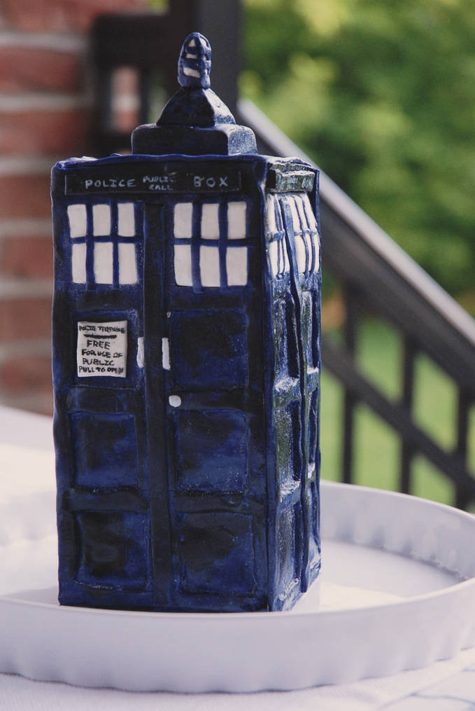 Handpainted Doctor Who TARDIS chocolate cake--click to see the full photo tutorial so YOU CAN MAKE YOUR OWN #DOCTORWHO TARDIS CAKE! #diy