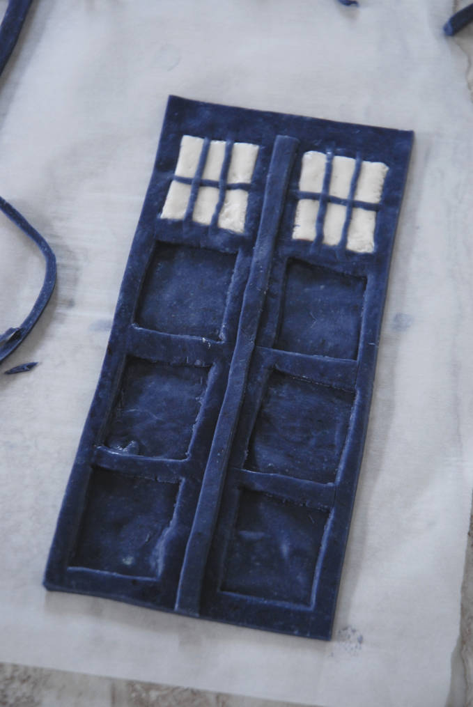 TARDIS cake side--click to see the full photo tutorial so YOU CAN MAKE YOUR OWN DOCTOR WHO TARDIS CAKE! #diy