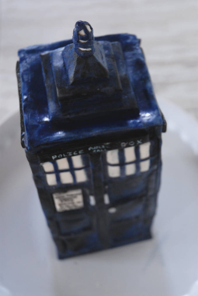 TARDIS cake from Doctor Who top view--click to see the full photo tutorial so YOU CAN MAKE YOUR OWN DOCTOR WHO TARDIS CAKE! #diy