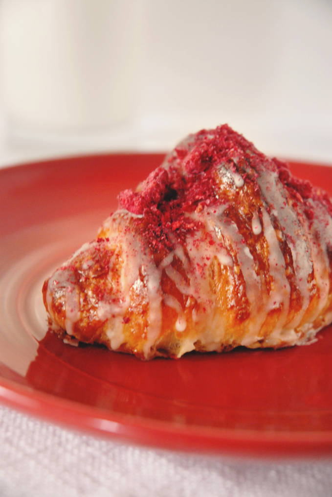 Ispahan croissant with rose-scented almond paste, raspberry-lychee gelee, rose flavoured icing, and freeze dried crunchy raspberries. Click to get the recipe!