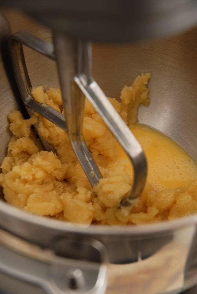 Breaking down the perfect éclair | Adding the eggs to the dough at the correct temperature is important!