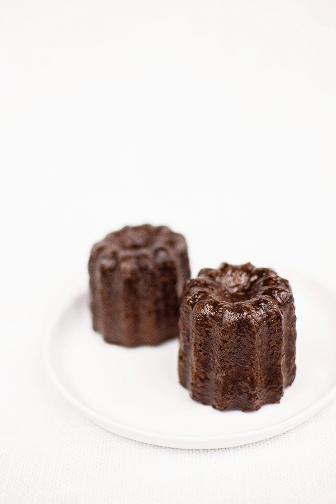 Traditional canelés (cannelés) with dark rum and Tahitian vanilla